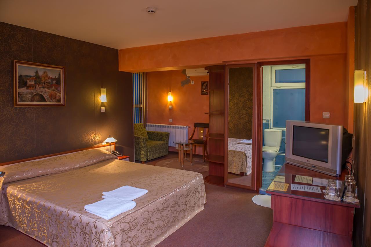 ימבול Hotel Kapri מראה חיצוני תמונה